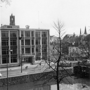 601507 Gezicht vanuit een raam van het huis Catharijnesingel 54 te Utrecht op het kantoorgebouw van de S.H.V. ...